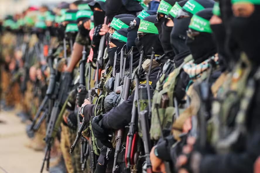 Hamas responde a ameaças de Trump e critica interferência dos EUA no conflito em Gaza.