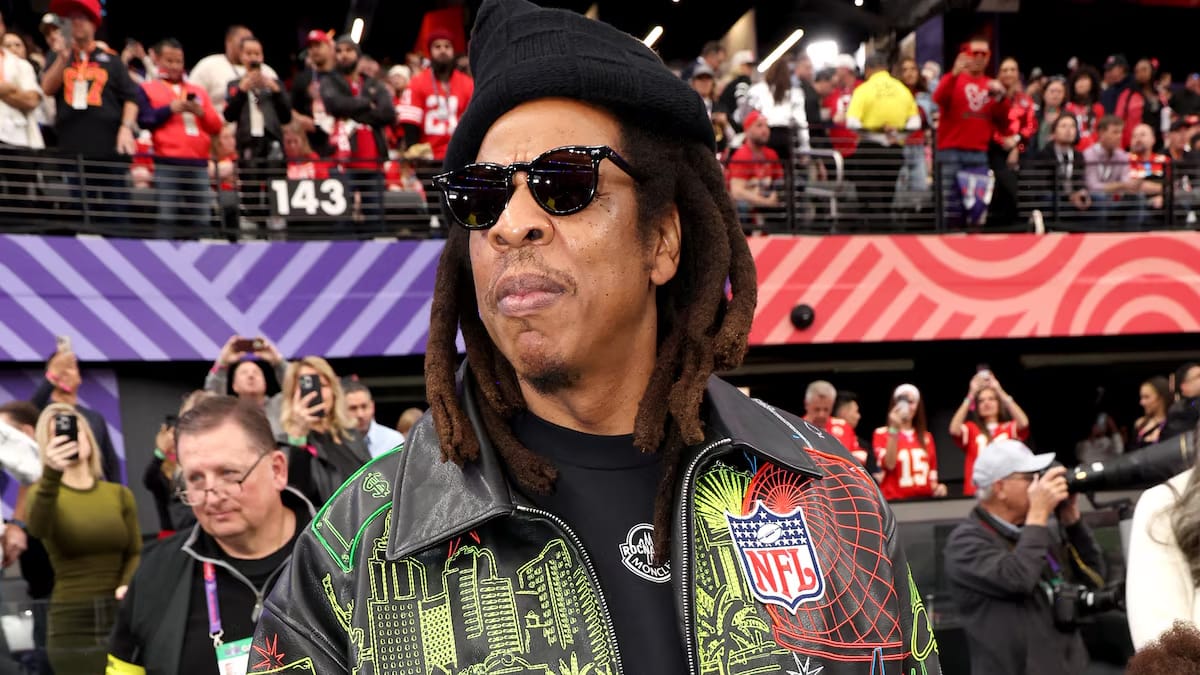 Jay-Z ostenta relógio raro de R$ 20 milhões no Super Bowl e chama atenção do público